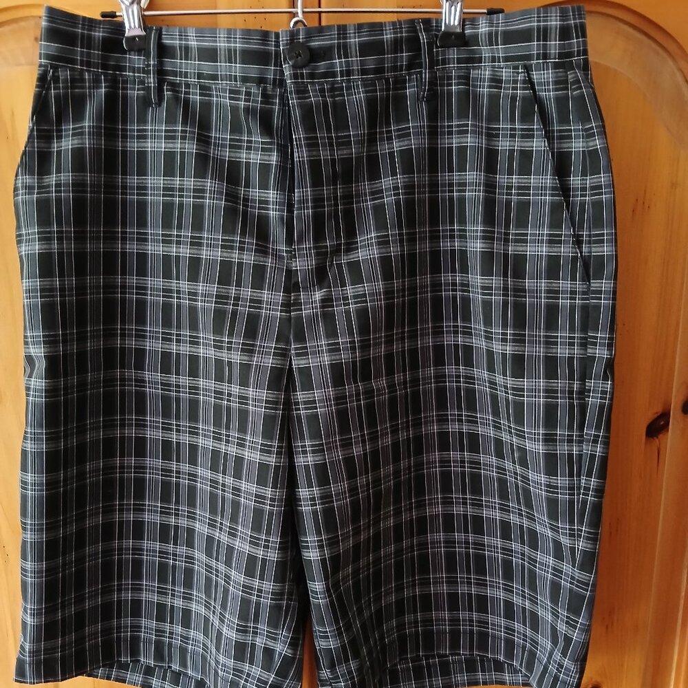 Adidas Golf Shorts Men's 32 Black/White/Gray Plaid Casual Flat Front Stretch EUC